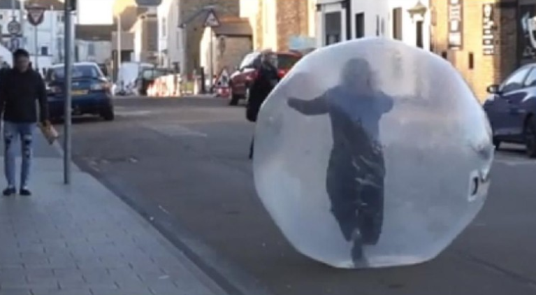 Viral di Jalanan saat Lockdown: Takut Corona, Perempuan Masuk Bola Plastik Raksasa